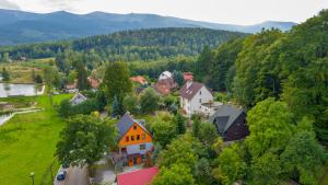 einen Luftblick auf ein kleines Dorf in den Bergen in der Unterkunft Pod Śnieżnymi Kotłami in Piechowice