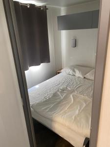 puste łóżko w małym pokoju w obiekcie Mobile home 5-pers Camping Leï Suves-Côtes d'Azur-including airco w mieście Roquebrune-sur Argens +39 zdjęć