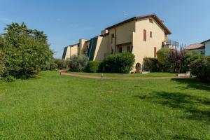 um grande quintal relvado ao lado de um edifício em QUIET PLACE close to city center em Desenzano del Garda