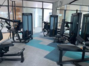 O centro de fitness e/ou as comodidades de fitness de Datum Jelatek MHQ NAF Perfect, Relaxing, Sky Ring Bridge