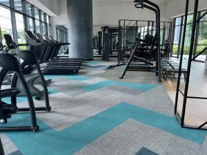 O centro de fitness e/ou as comodidades de fitness de Datum Jelatek MHQ NAF Perfect, Relaxing, Sky Ring Bridge