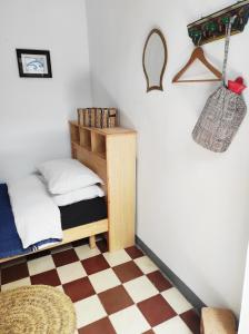 Rúm í herbergi á Vallparadis Pension Familiar" FIRDAUS"