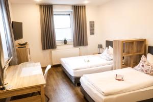 Postel nebo postele na pokoji v ubytování Gästehaus zur Linde