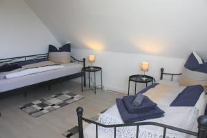 1 Schlafzimmer mit 2 Betten und 2 Tischen mit Lampen in der Unterkunft Ferienwohnung Grünewaldstraße 22 in Bünde