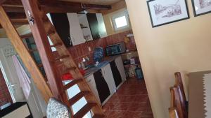 eine Treppe, die zu einer Küche in einem Haus führt in der Unterkunft Vikendica Tisa - Raj na reci in Zrenjanin