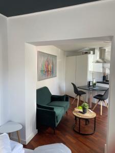 ein Wohnzimmer mit einem grünen Sofa und einem Tisch in der Unterkunft Studio in Wilhelmshaven