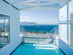 Casa con piscina y vistas al océano en Boulders Blue Bed and Breakfast en Simonʼs Town