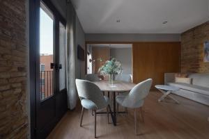 ein Esszimmer mit einem Tisch und Stühlen in der Unterkunft numa I Lustre Apartments in Barcelona