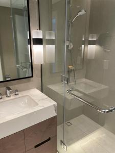 bagno con doccia in vetro e lavandino di Sharm 3 Bedroom Luxury Apartment a Sharm