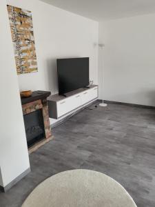 Televízia a/alebo spoločenská miestnosť v ubytovaní Haus Hamburg