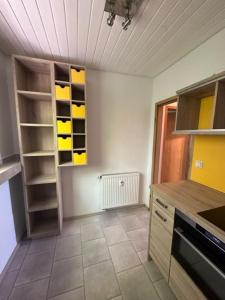 cocina con encimera y estanterías en una habitación en Schone Monteure Wohnung in Duisburg Meiderich 47137 en Duisburg