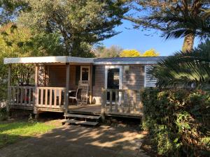 Camping 4 étoiles Les Fougères外面的花园