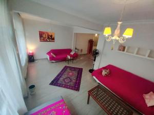 uma vista para uma sala de estar com um sofá vermelho em Lovely 3-bedroom condo with a great street! em Istambul