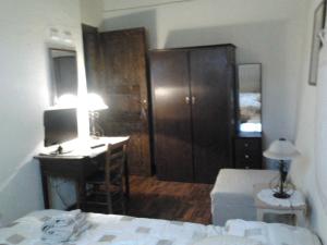 ein Schlafzimmer mit einem Schreibtisch und einem Bett und einem Schreibtischicterictericterswersswers in der Unterkunft Domus Maria in Milis + 140 Fotos