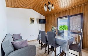 ein Esszimmer mit einem Tisch und Stühlen in der Unterkunft Beautiful Home In Prizba With Kitchen in Prizba