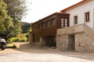 ein Haus mit einem davor geparkt in der Unterkunft Casa da Eira in Baião