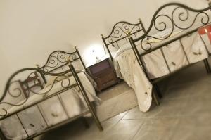 two beds sitting next to each other in a bedroom at Agriturismo Spinalva in Perfugas