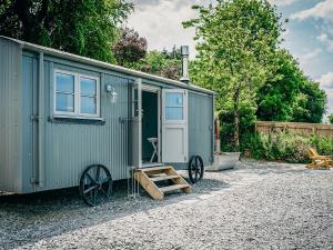 a green trailer with a door and two wheels at Coopy Corner-uk36583 in Milton Abbot