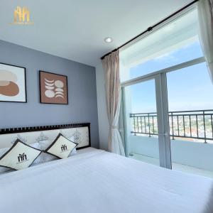 1 dormitorio con cama y ventana grande en Căn hộ Khách sạn cao cấp Marina Plaza Long Xuyên, en Ấp Ðông An (1)