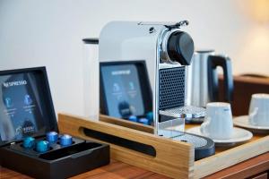 una scrivania con 2 monitor e una macchinetta del caffè di Hotel Rössli Gourmet & Spa a Weggis
