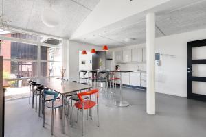 - une cuisine et une salle à manger avec une table et des chaises dans l'établissement Danhostel Hillerød, à Hillerød