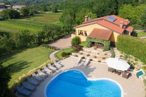 widok z lotu ptaka na dom z basenem w obiekcie Villa Diora - Home & Spa w mieście Karojba
