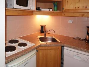 uma cozinha com um lavatório, um fogão e um micro-ondas em Appartement Les Orres, 2 pièces, 6 personnes - FR-1-322-438 em Les Orres