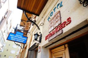 Hotel Des Etrangers - Special Category في تْشاناكالي: مبنى عليه لافتات