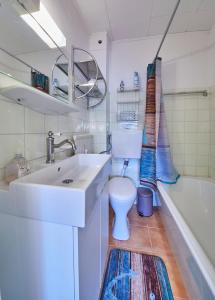 La salle de bains est pourvue d'un lavabo, de toilettes et d'une baignoire. dans l'établissement Appartement Kogelblick, à Saalbach-Hinterglemm