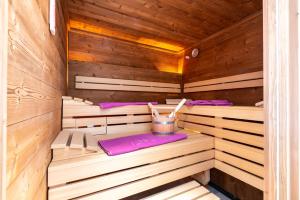 - un sauna en bois avec un seau au milieu dans l'établissement Alpex-Serfaus, à Serfaus