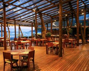 Um restaurante ou outro lugar para comer em Juquehy Praia Hotel