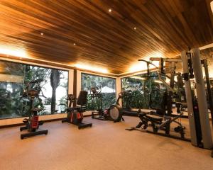 einen Fitnessraum mit mehreren Laufbändern und Crosstrainern in der Unterkunft Juquehy Praia Hotel in Juquei