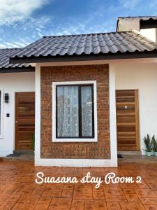uma casa com uma janela e um telhado em Suasana Stay & Homestay near UMT UNISZA IPG MRSM Kuala Nerus, Terengganu em Kuala Terengganu