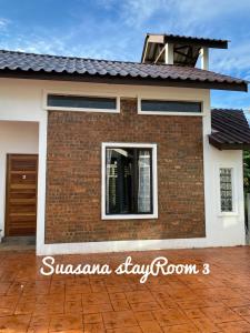 a brick house with a window and a roof at Suasana Stay & Homestay near UMT UNISZA IPG MRSM Kuala Nerus, Terengganu in Kuala Terengganu