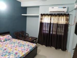 1 dormitorio con 1 cama y aire acondicionado en Swapnil Homestay, en Varanasi