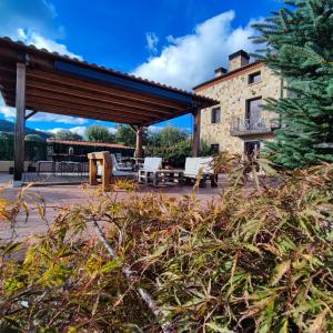 un patio al aire libre con un pabellón y un edificio en Casa Rural Pico de los Haces en Soria