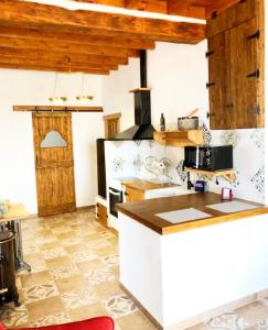 uma cozinha com um balcão branco num quarto em La Casilla del San Antón em Níjar