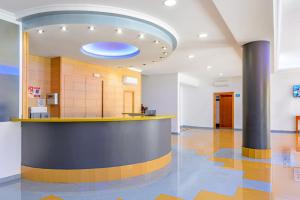 The lobby or reception area at Aparthotel Vibra Bay