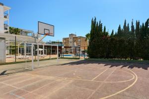 una cancha de baloncesto vacía con un aro de baloncesto en Aparthotel Vibra Bay en San Antonio