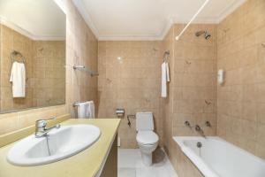 A bathroom at Aparthotel Vibra Bay
