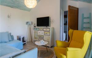 un soggiorno con sedia gialla e TV di Awesome Home In Smokvica With Wifi a Smokvica