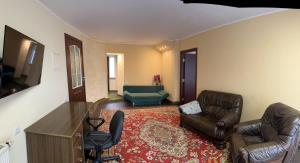 uma sala de estar com duas cadeiras de couro e um sofá em ARB Kaunas em Kaunas