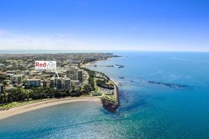 - une vue aérienne sur une plage à côté de l'océan dans l'établissement Redvue Holiday Apartments, à Redcliffe