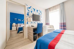 Pokój hotelowy z sypialnią z łóżkiem i biurkiem w obiekcie Estilo Fashion Hotel Budapest w Budapeszcie