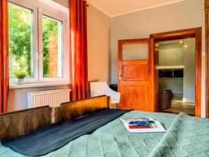 托伦Apartament Kraszewskiego 44 z balkonem, cegła- koło parku, ogród dla gości, rowery free的一间卧室，里面有一张床和一扇窗户。