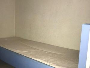 een leeg bed in een hoek van een kamer bij Studio Port Barcarès, 1 pièce, 4 personnes - FR-1-81-447 in Le Barcarès