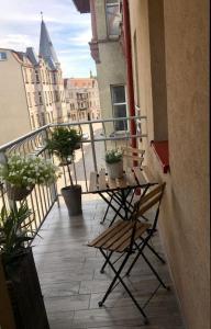 a balcony with a table and chairs on a balcony at New apartment in Słupsk Downtown /Parking in Słupsk