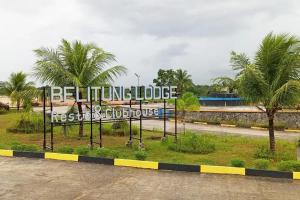 Zahrada ubytování Urbanview Hotel Belitung Lodge Resto & Club House by RedDoorz