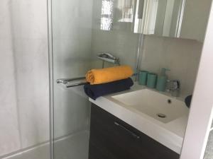 W łazience znajduje się umywalka i prysznic. w obiekcie Royal Zeezicht Oostende w Ostendzie