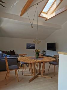 una sala da pranzo con tavolo e sedie in legno di Karwendelglück a Scharnitz